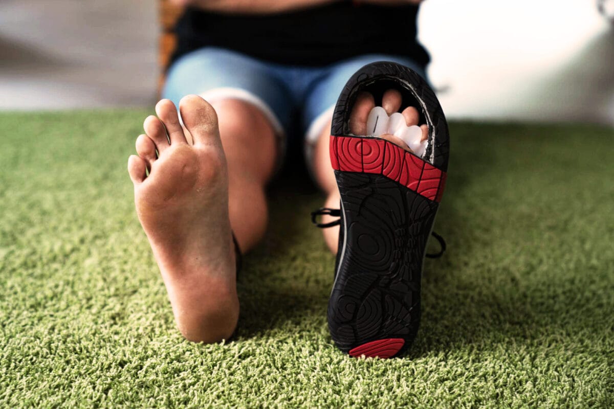 Ein nackter Fuss neben dem Baak Phoenix: Die Zehen liegen im Schuh so breit wie ohne Schuh