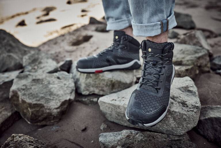 Baak Pegasus S3S Stiefel auf Felsen am Wasser