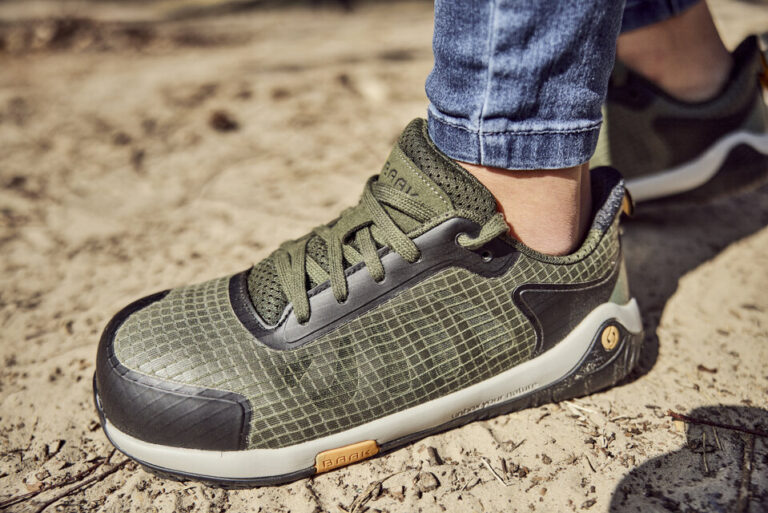 Baak Pan S1PS in Oliv auf Sand, Seitenansicht mit Jeans